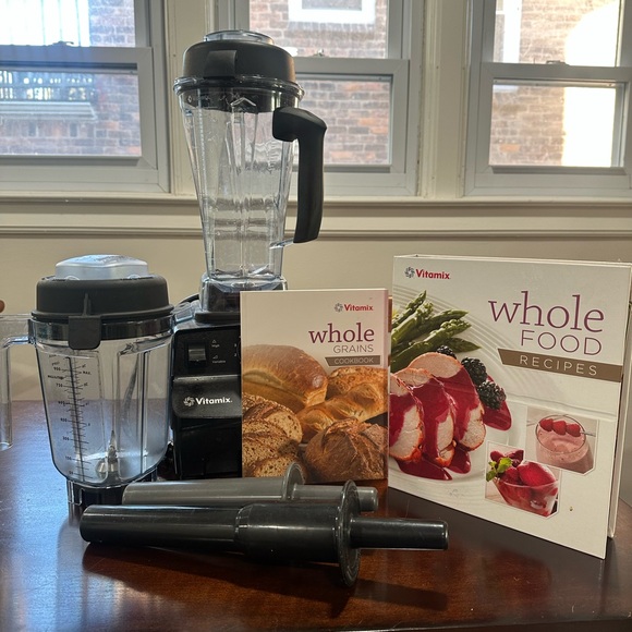 Vitamix 5200 Blender set with Whole Food Recipe Collection - Picture 1 of 1